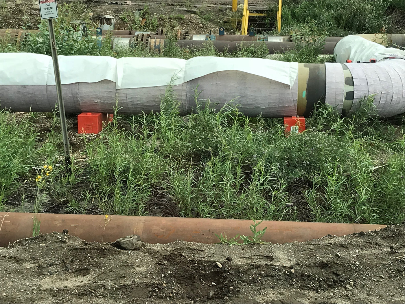 Hybrid sleepers supporting a pipeline in the field